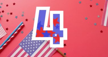 Kırmızı zemin üzerinde Amerika Birleşik Devletleri bayrakları üzerinde 4 Temmuz metninin animasyonu. Amerika 'nın bağımsızlık günü, gelenek ve kutlama konsepti dijital olarak oluşturuldu.