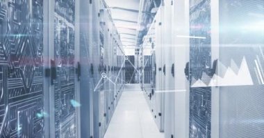 Bilgisayar sunucu odasında grafik ve grafiklerle veri işleme. İletişim, iş ve dijital arayüz teknolojisi, dijital olarak oluşturulmuş video.