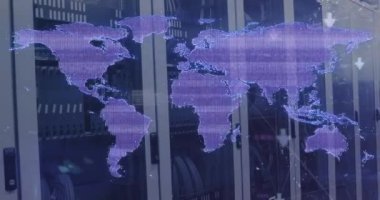 Bilgisayar sunucu odasında mor dijital dünya haritası bozuluyor. Küresel iletişim ağı, veri ve dijital arayüz teknolojisi, dijital olarak oluşturulmuş video.
