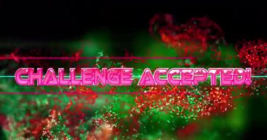 Parlayan neon çizgiler ve parçacıklar üzerinde meydan okumanın animasyonu. Dijital olarak oluşturulmuş video oyunu, bağlantılar, hesaplama ve veri işleme kavramı.