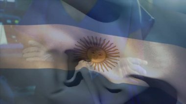 Yüz maskeli beyaz kadın cerrah üzerinde Arjantin bayrağı animajı. Küresel tıp ve vatanseverlik, dijital olarak üretilen video.