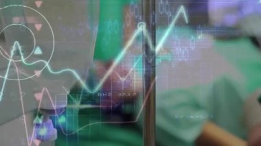 Ameliyathanedeki çeşitli cerrah ve hastalar üzerinde veri işleme animasyonu. Küresel tıp, sağlık, bilgisayar ve veri işleme kavramı dijital olarak oluşturulmuş video.