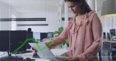 Kafkasyalı iş kadını için yeşil hat ve finansal veri işleme animasyonu. Küresel iş, finans, hesaplama ve veri işleme kavramı dijital olarak oluşturulmuş video.