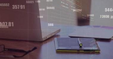 Numaralar, grafikler, laptop süt ürünleri, kağıt ve fotoğrafların animasyonu. Dijital bileşik, çoklu pozlama, rapor, iş, ilerleme, borsa ve teknoloji kavramı.