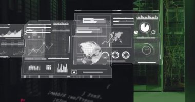 Karanlık bilgisayar sunucu odasında dosyalar, grafikler, küre ve veri işleme. Küresel iletişim, dijital arayüz ve veri ağı teknolojisi, dijital olarak oluşturulmuş video.