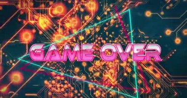 Oyunun üçgenler üzerindeki metnin üzerindeki animasyonu, mavi arkaplana karşı aydınlatılmış devre kartı deseni. Dijital olarak oluşturulmuş, hologram, illüstrasyon, bitiş, video oyunu ve teknoloji kavramı.