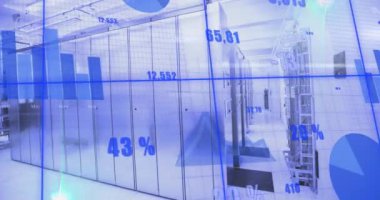 Arka planda sunucu odasında değişen numaralarla birden fazla grafiğin canlandırılması. Dijital bileşik, çoklu pozlama, rapor, iş, büyüme, teknoloji ve ağ sunucu kavramı.