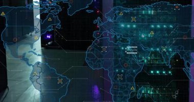 Boş bilgisayar sunucu odasına karşı dünya haritası ve veri işleme animasyonu. Küresel ağ ve iş veri depolama teknolojisi kavramı