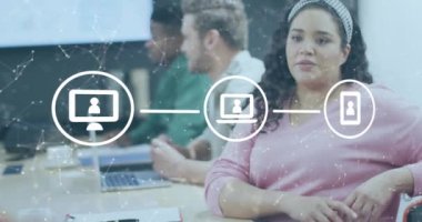 Ofisteki çeşitli iş adamları üzerinde bağlantıları olan simgelerin canlandırılması. Dijital olarak oluşturulmuş küresel bağlantılar, hesaplama ve veri işleme kavramı.