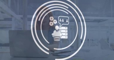 Ofisteki Kakuasyalı iş kadınının simgeleriyle bağlantı ağının animasyonu. Küresel iş, finans, hesaplama ve veri işleme kavramı dijital olarak oluşturulmuş video.