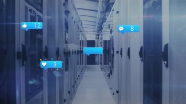 Bilgisayar sunucuları üzerinden sosyal medya simgelerinin ve numaraların animasyonu. Dijital olarak oluşturulmuş küresel sosyal medya, bağlantılar, hesaplama ve veri işleme kavramı.