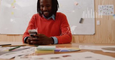 Ofiste akıllı telefon kullanırken gülümseyen Afro-Amerikan adamın veri işleme animasyonu. İş veri teknolojisi kavramı