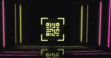 QR kodunun animasyonu ve siyah arkaplanda neon çizgileri. Dijital olarak oluşturulmuş küresel çevrimiçi güvenlik, bilgisayar ve veri işleme kavramı.
