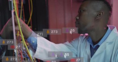 Sosyal medya simgelerinin küresel bağlantıların taranması üzerine animasyonu iş dünyası ve dijital arayüz kavramı dijital olarak oluşturuldu.