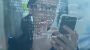 Açık havada akıllı telefon kullanan beyaz kadın hakkında veri işleme animasyonu. Bilgisayar arayüzü ve iş teknolojisi kavramı