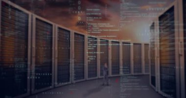 Bilgisayar sunucuları üzerinden veri işleme animasyonu. Küresel ağlar, bağlantılar, hesaplama ve veri işleme kavramı dijital olarak oluşturulmuş video.