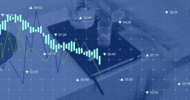 Su bardağı ve kitaptaki kapsüllerin üzerinde değişen sayılar olan birden fazla grafiğin animasyonu. Dijital bileşik, çoklu pozlama, rapor, iş, büyüme, tıbbi ve sağlık konsepti.