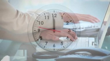 Kafkasyalı iş kadınının ofisteki animajı. Küresel iş, finans, hesaplama ve veri işleme kavramı dijital olarak oluşturulmuş video.