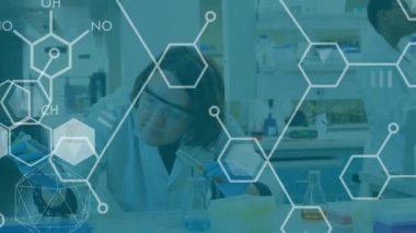 Laboratuvarda çalışan beyaz kadın bilim adamlarına karşı kimyasal yapıların animasyonu. Tıbbi araştırma ve bilim teknolojisi kavramı