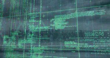 Grafik üzerinde bilgisayar dili animasyonu ve bulutlu gökyüzüne karşı modern şehir manzarası. Dijital kompozit, çoklu pozlama, rapor, iş dünyası, gökdelenler, mimari ve teknoloji konsepti.