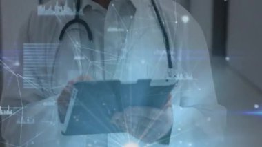 Kafkas erkek doktor üzerinde veri işleme animasyonu. Küresel sağlık, bilim, tıp, araştırma, bilgisayar ve veri işleme kavramı dijital olarak oluşturulmuş video.