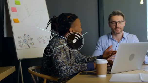 Ofiste Birlikte Tartışan Çeşitli Meslektaşlar Üzerine Dijital Simge Ağının Animasyonu — Stok video