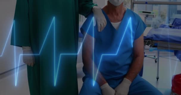 Animación Del Monitor Frecuencia Cardíaca Contra Cirujanos Caucásicos Ambos Sexos — Vídeo de stock