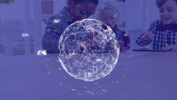 Animacja Połączonych Punktów Tworzących Globus Liczbami Nad Różnymi Dziećmi Pomocą — Wideo stockowe