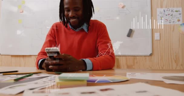 Animering Databehandling Över Afrikansk Amerikansk Man Ler När Använder Smartphone — Stockvideo