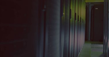 Birden fazla siyah sunucusu olan boş sunucu odasının genel görünümü. Küresel teknoloji, iş ve bilim.