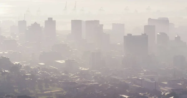 Gesamtansicht Des Nebligen Modernen Stadtbildes Mit Wolkenkratzern Und Baustelle Weltwirtschaft — Stockfoto