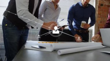 Ofisteki çeşitli iş adamlarıyla olan bağlantıların animasyonu. Dijital olarak oluşturulmuş küresel bağlantılar, iş, finans, bilgisayar ve veri işleme kavramı.