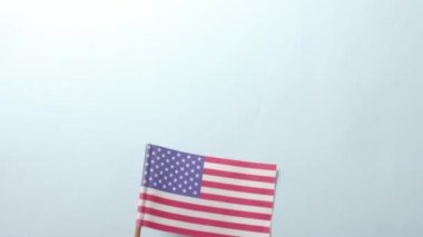 Seçim animasyonu, mavi arka planda Amerika Birleşik Devletleri bayrağı üzerine yazıldı. Amerikan bağımsızlığı, gelenek ve kutlama konsepti dijital olarak oluşturulmuş video.
