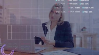 Laptop kullanan Kafkas iş kadını üzerinden veri işleme ve borsa görüntüsü. Küresel iş ve dijital arayüz kavramı dijital olarak oluşturulmuş görüntü.