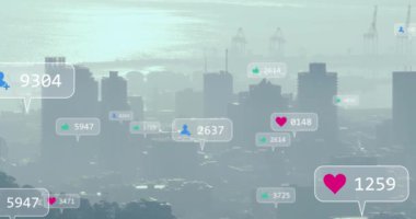 Şehir manzarası üzerinde sosyal medya simgeleri ve veri işleme animasyonları. Küresel iş, finans, hesaplama ve veri işleme kavramı dijital olarak oluşturulmuş video.