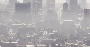 Harflerin animasyonu ve şehir manzarası üzerinde veri işleme. Küresel iş, finans, hesaplama ve veri işleme kavramı dijital olarak oluşturulmuş video.