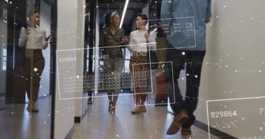 Çeşitli iş adamlarının iş tartışmalarında veri işleme animasyonu. Küresel iş ve dijital arayüz kavramı dijital olarak oluşturulmuş video.