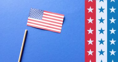 Amerika Birleşik Devletleri bayrağının mavi arka planda canlandırılması. Amerikan bağımsızlığı, gelenek ve kutlama konsepti dijital olarak oluşturulmuş video.