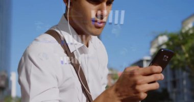 Akıllı telefon kullanan iki ırklı adamın finansal veri işleme animasyonu. Dijital olarak oluşturulmuş küresel bağlantılar, iş, finans, bilgisayar ve veri işleme kavramı.