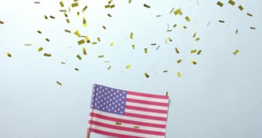 Mavi arka planda Amerika Birleşik Devletleri bayrağının üzerine düşen konfeti animasyonu. Amerikan bağımsızlığı, gelenek ve kutlama konsepti dijital olarak oluşturulmuş video.