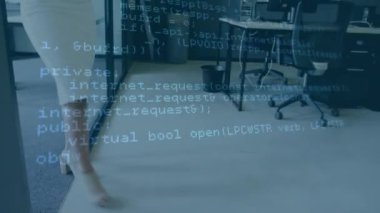 Akıllı telefon kullanan Afrikalı Amerikalı bir kadının veri işleme animasyonu. Küresel iş ve dijital arayüz, dijital olarak oluşturulan video.