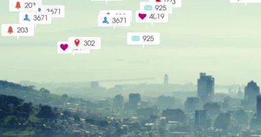 Şehir manzarası üzerinde sosyal medya simgeleri ve veri işleme animasyonları. Küresel iş, finans, hesaplama ve veri işleme kavramı dijital olarak oluşturulmuş video.