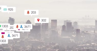 Şehir manzarası üzerinde sosyal medya simgeleri ve veri işleme animasyonları. Küresel iş, finans, hesaplama ve veri işleme kavramı dijital olarak oluşturulmuş video.