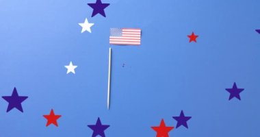 Amerika Birleşik Devletleri bayrağının üzerine düşen yıldızların mavi arka planda canlandırılması. Amerikan bağımsızlığı, gelenek ve kutlama konsepti dijital olarak oluşturulmuş video.