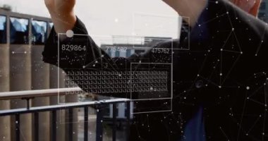 Akıllı telefon kullanan beyaz adamın finansal veri işleme animasyonu. Dijital olarak oluşturulmuş küresel bağlantılar, iş, finans, bilgisayar ve veri işleme kavramı.