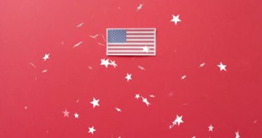 Amerika Birleşik Devletleri bayrağının üzerine düşen yıldızların kırmızı arka planda canlandırılması. Amerikan bağımsızlığı, gelenek ve kutlama konsepti dijital olarak oluşturulmuş video.