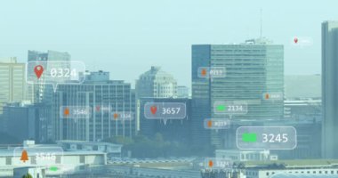 Şehir manzarası üzerinde sosyal medya simgeleri ve veri işleme animasyonları. Küresel iş, finans, hesaplama ve veri işleme kavramı dijital olarak oluşturulmuş video.