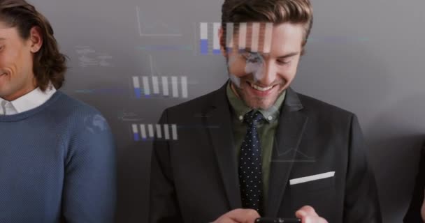 스마트폰을 사용하는 카시안 남성을 데이터 애니메이션 글로벌 비즈니스 컴퓨팅 데이터 — 비디오