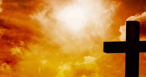 在橙色和黄色的云彩落日的天空上 黑色十字架的轮廓 基督教和信仰 数字生成的图像 — 图库照片