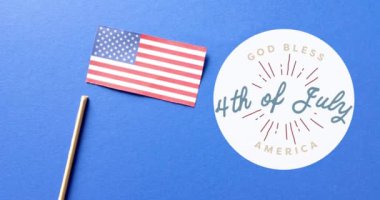 Amerika Birleşik Devletleri bayrağı üzerinde mavi arka planda 4 Temmuz metninin animasyonu. Amerika 'nın bağımsızlık günü, gelenek ve kutlama konsepti dijital olarak oluşturuldu.